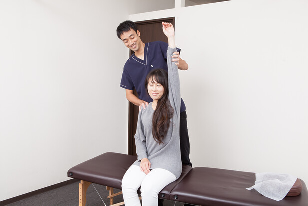 ひこばえ整骨院で首や肩、肩甲骨の動きを確認する様子