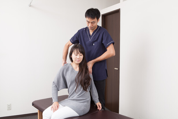 ひこばえ整骨院で姿勢と身体全体のバランスを確認する様子