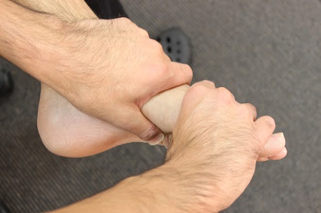 足底腱膜炎指の間のマッサージ方法