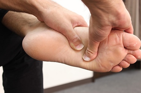 足底腱膜炎指の間のマッサージ方法２