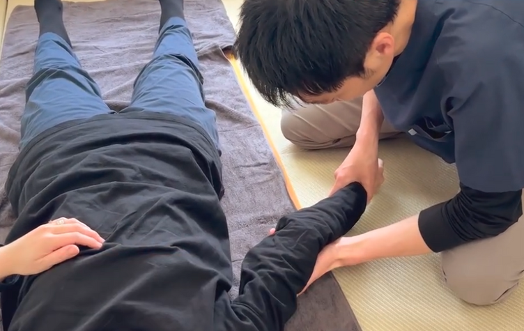 手首に施術を行っている様子