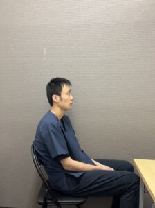 すべり症の人がやってはいけない姿勢3選 ① 背もたれに深くもたれる座り方