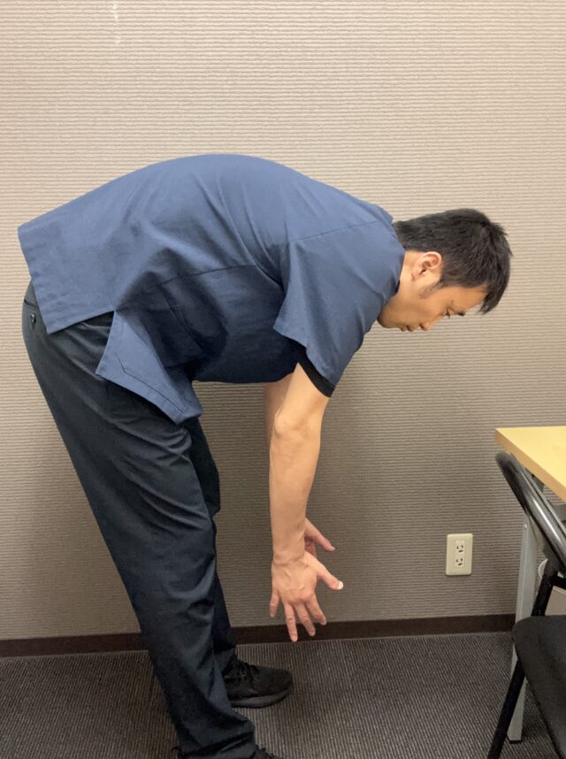 すべり症の人がやってはいけない姿勢3選
② 前かがみ姿勢での作業（掃除・料理・洗顔など）