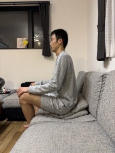 すべり症の柔らかい椅子での座り方