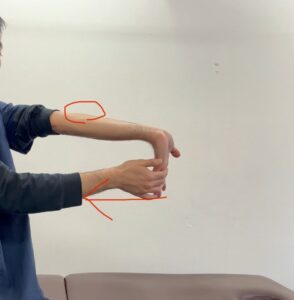 テニス肘のストレッチ２