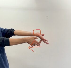 テニス肘のストレッチ３