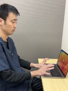 テニス肘を悪化させるパソコンの使い方。