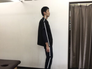 立ち方が悪くて、顎、巻肩、下腹が出る、膝が曲がると言う悪い例